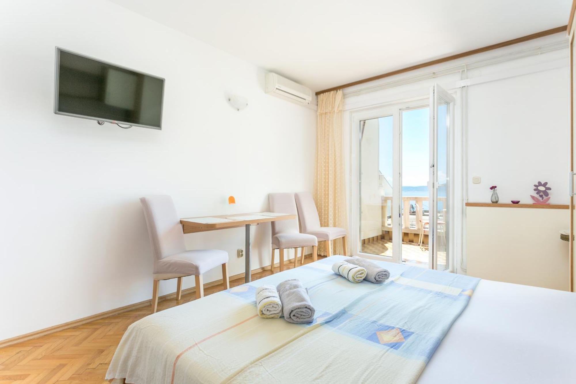 Apartments By The Sea Brela, Makarska - 18356 Экстерьер фото