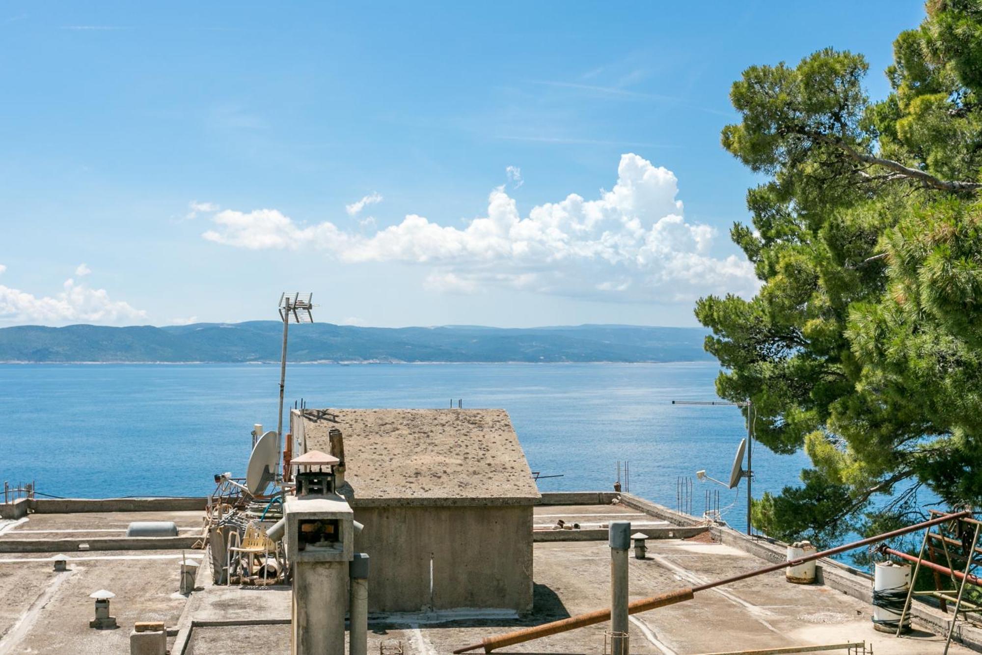 Apartments By The Sea Brela, Makarska - 18356 Экстерьер фото