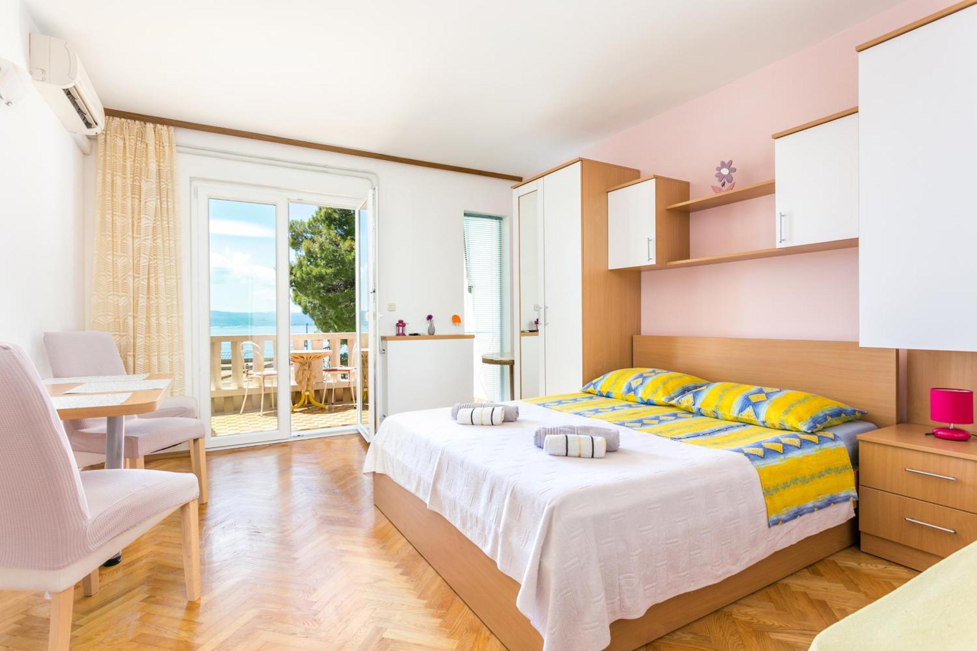 Apartments By The Sea Brela, Makarska - 18356 Экстерьер фото