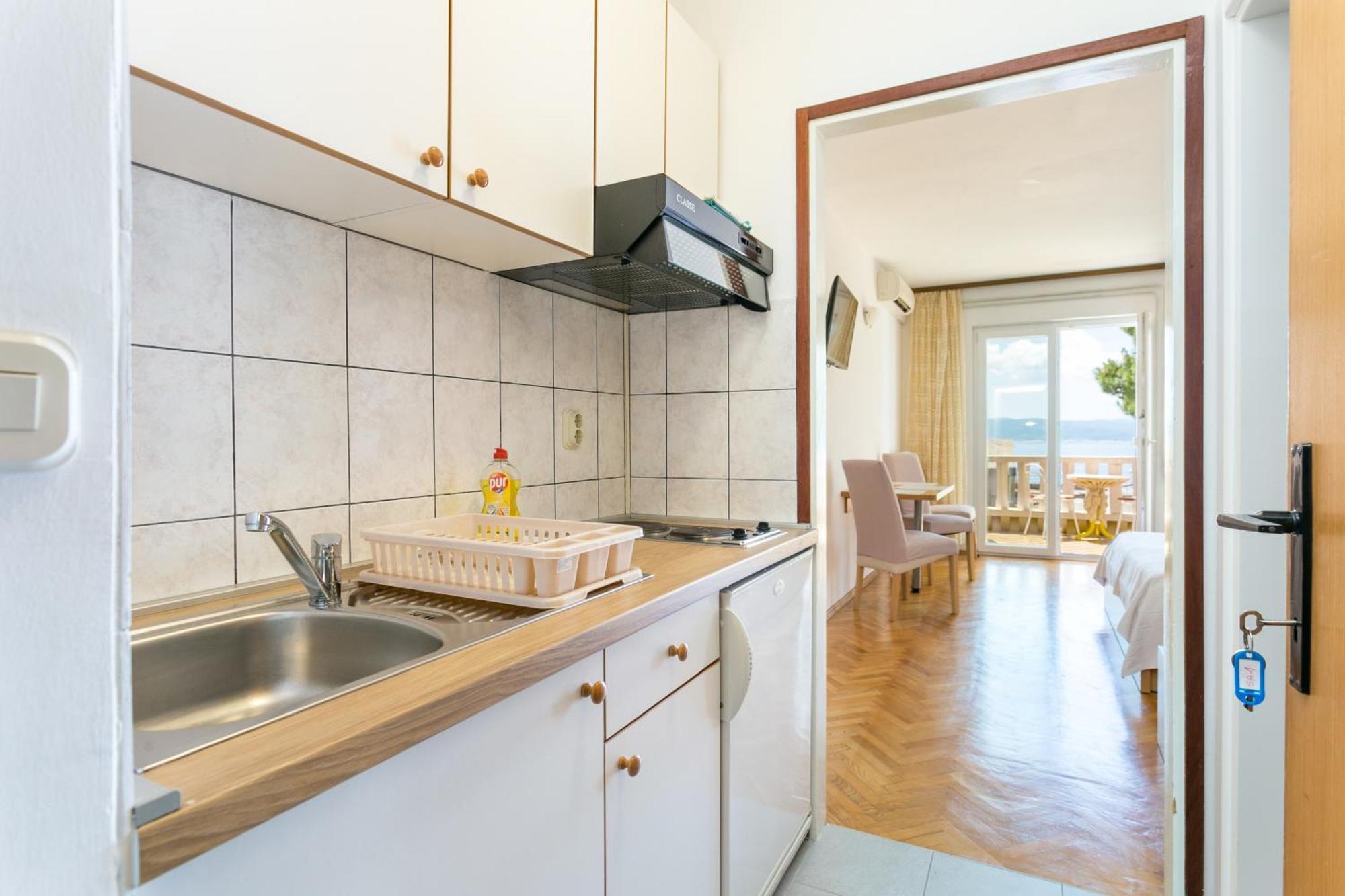 Apartments By The Sea Brela, Makarska - 18356 Экстерьер фото