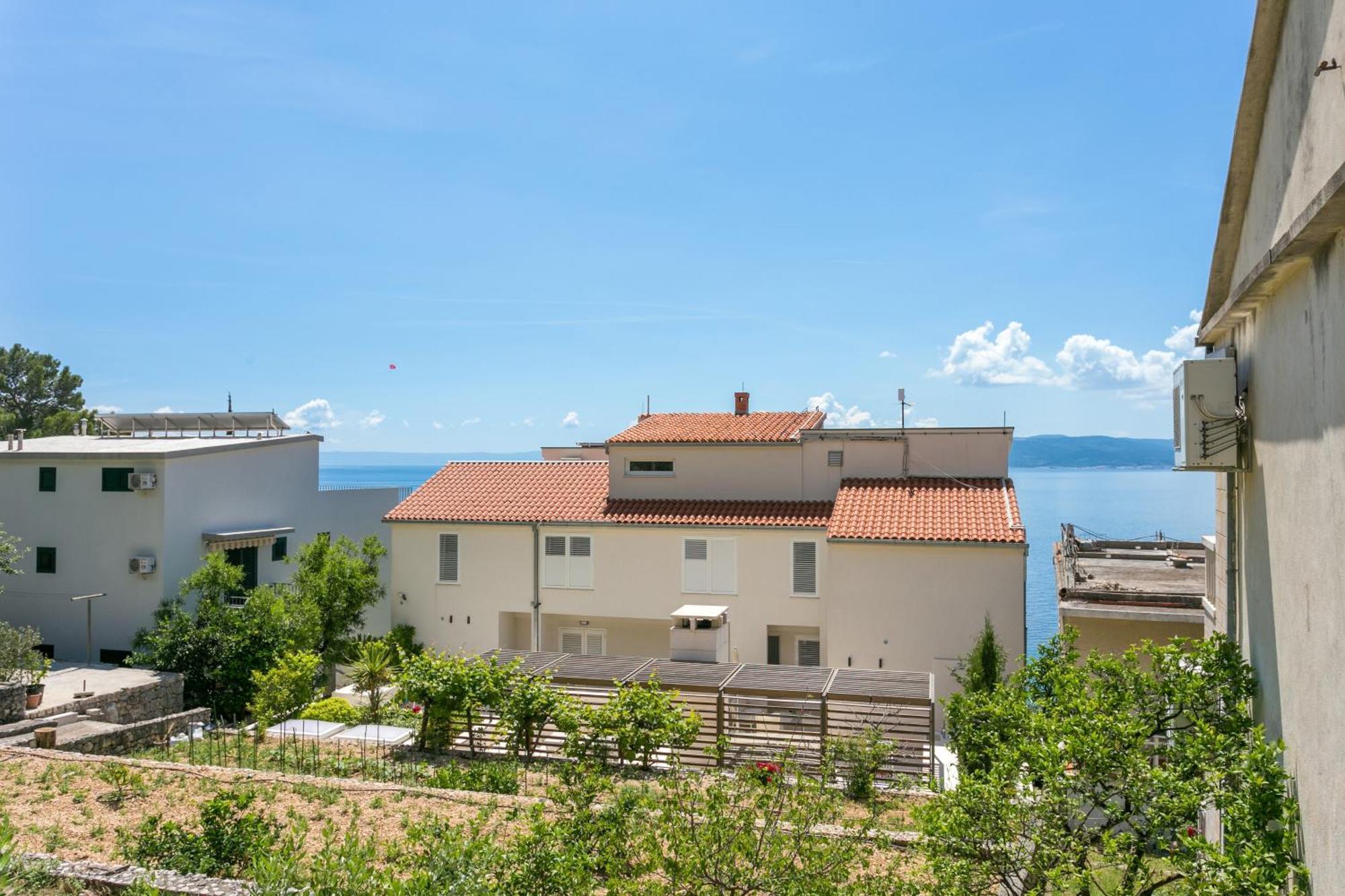 Apartments By The Sea Brela, Makarska - 18356 Экстерьер фото