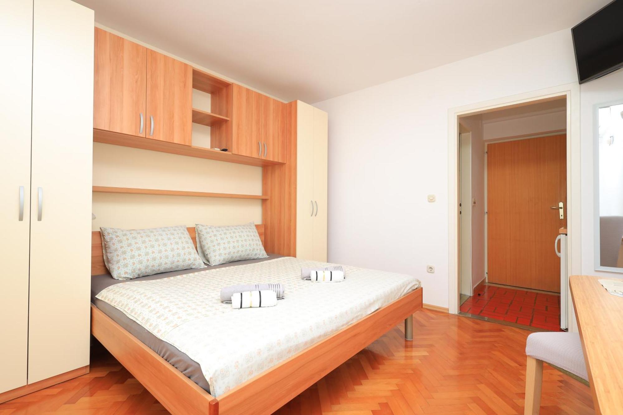 Apartments By The Sea Brela, Makarska - 18356 Номер фото