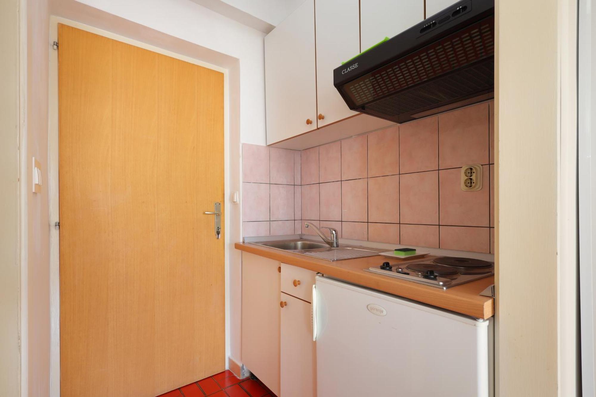 Apartments By The Sea Brela, Makarska - 18356 Номер фото