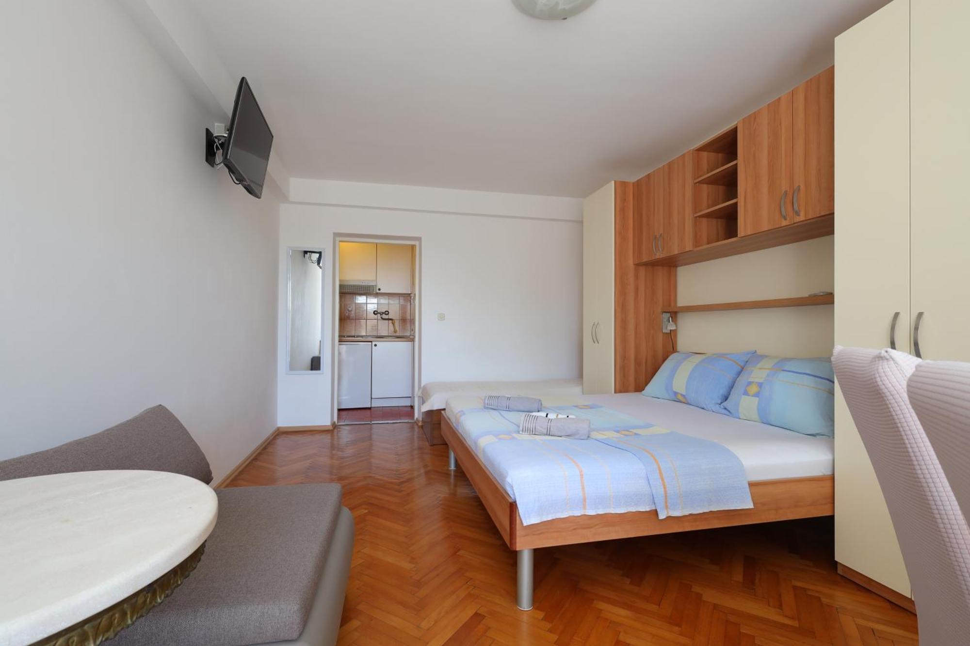Apartments By The Sea Brela, Makarska - 18356 Номер фото