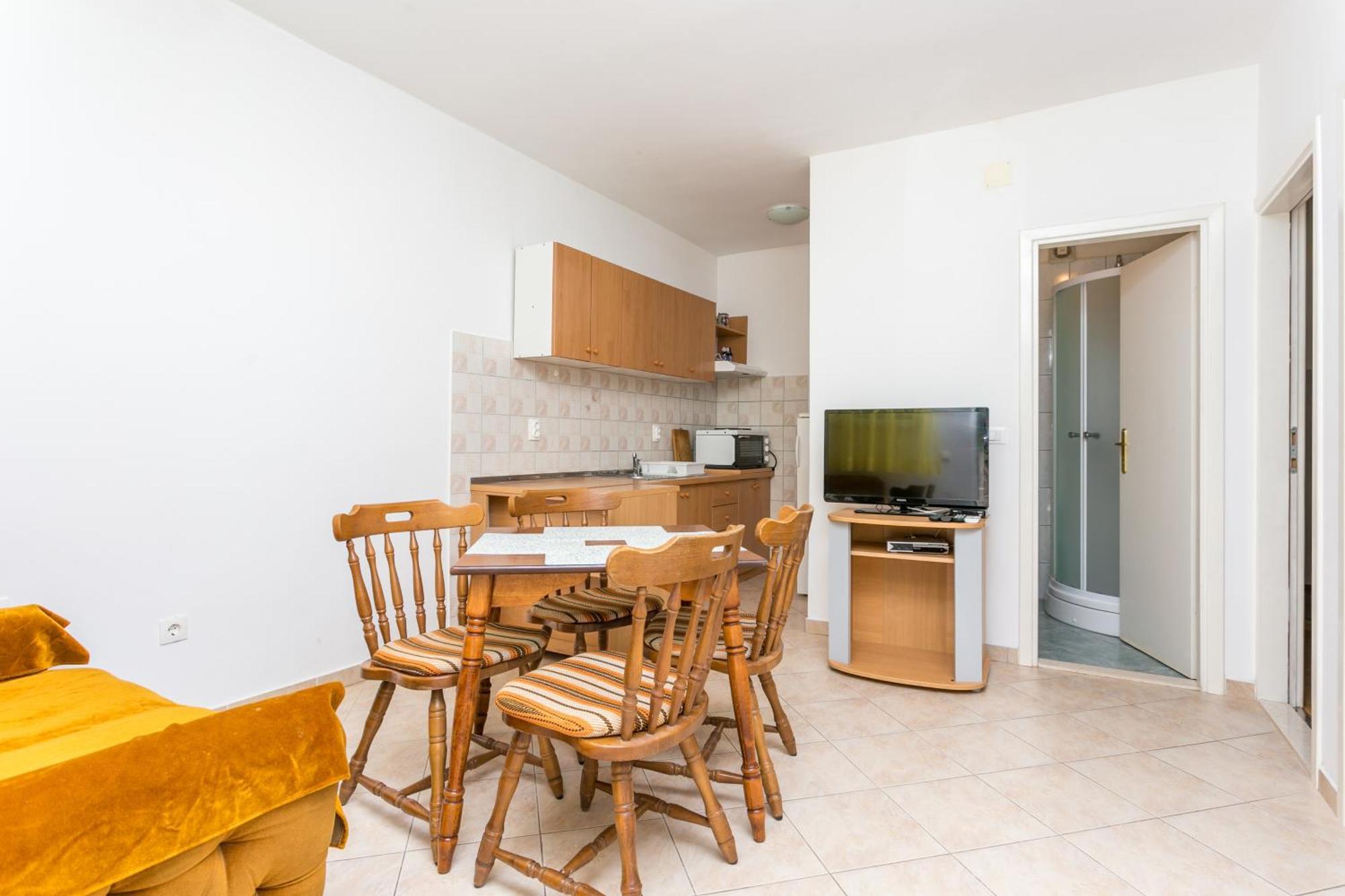 Apartments By The Sea Brela, Makarska - 18356 Номер фото