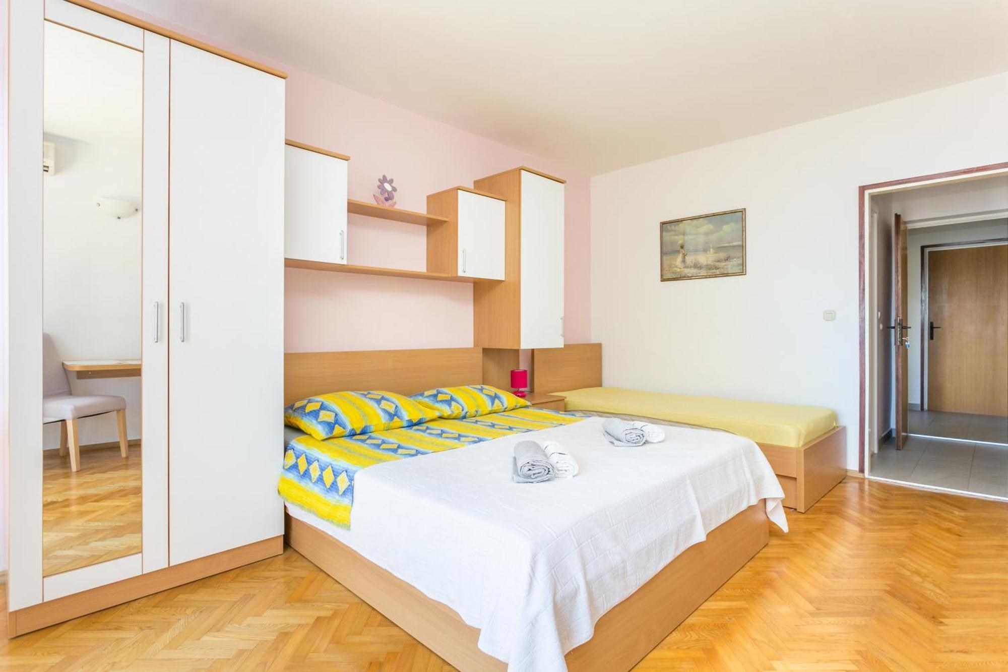 Apartments By The Sea Brela, Makarska - 18356 Номер фото