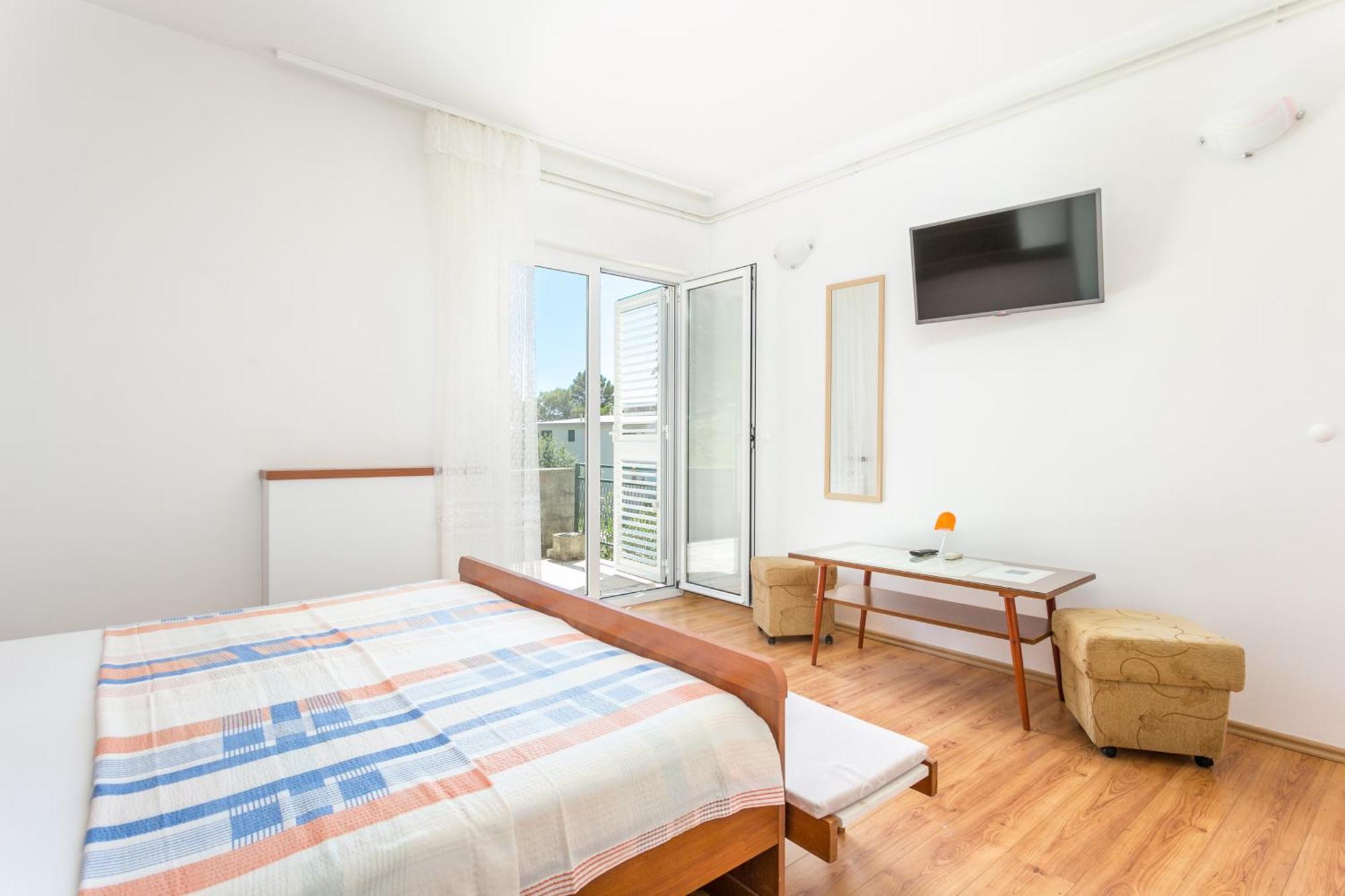 Apartments By The Sea Brela, Makarska - 18356 Номер фото