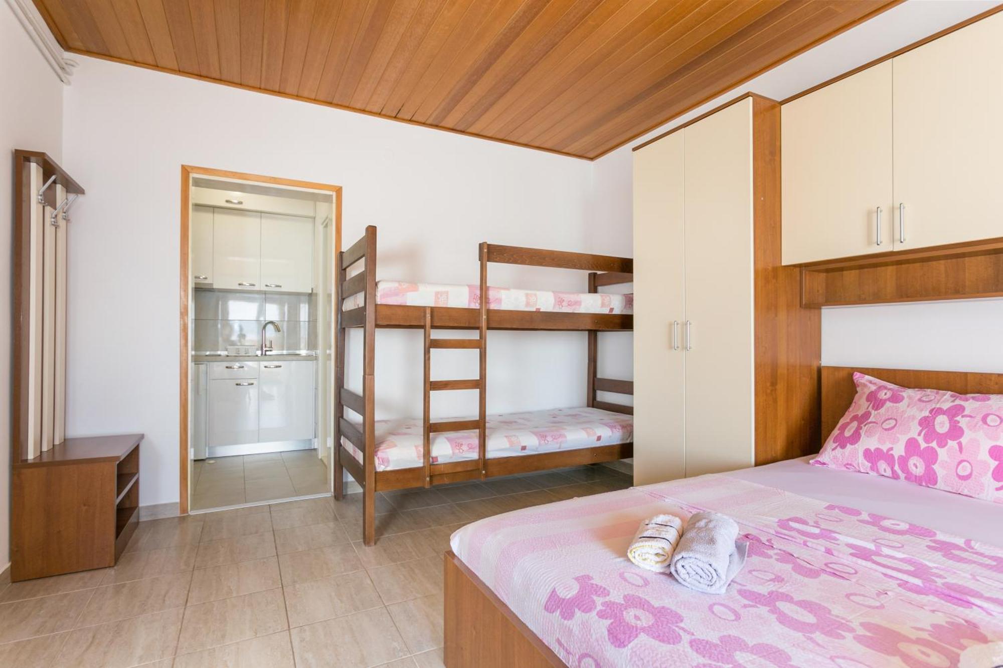 Apartments By The Sea Brela, Makarska - 18356 Номер фото