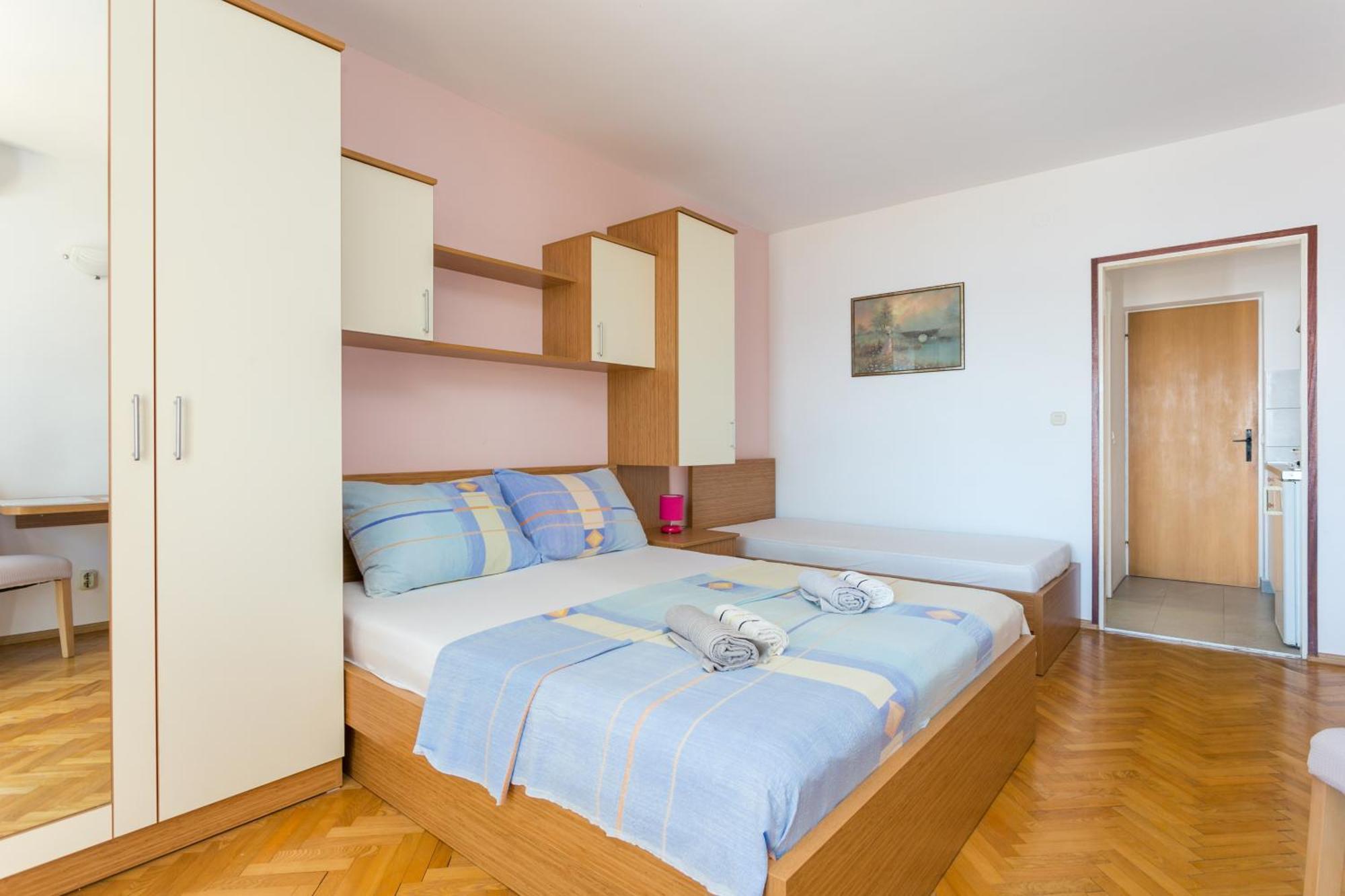 Apartments By The Sea Brela, Makarska - 18356 Номер фото
