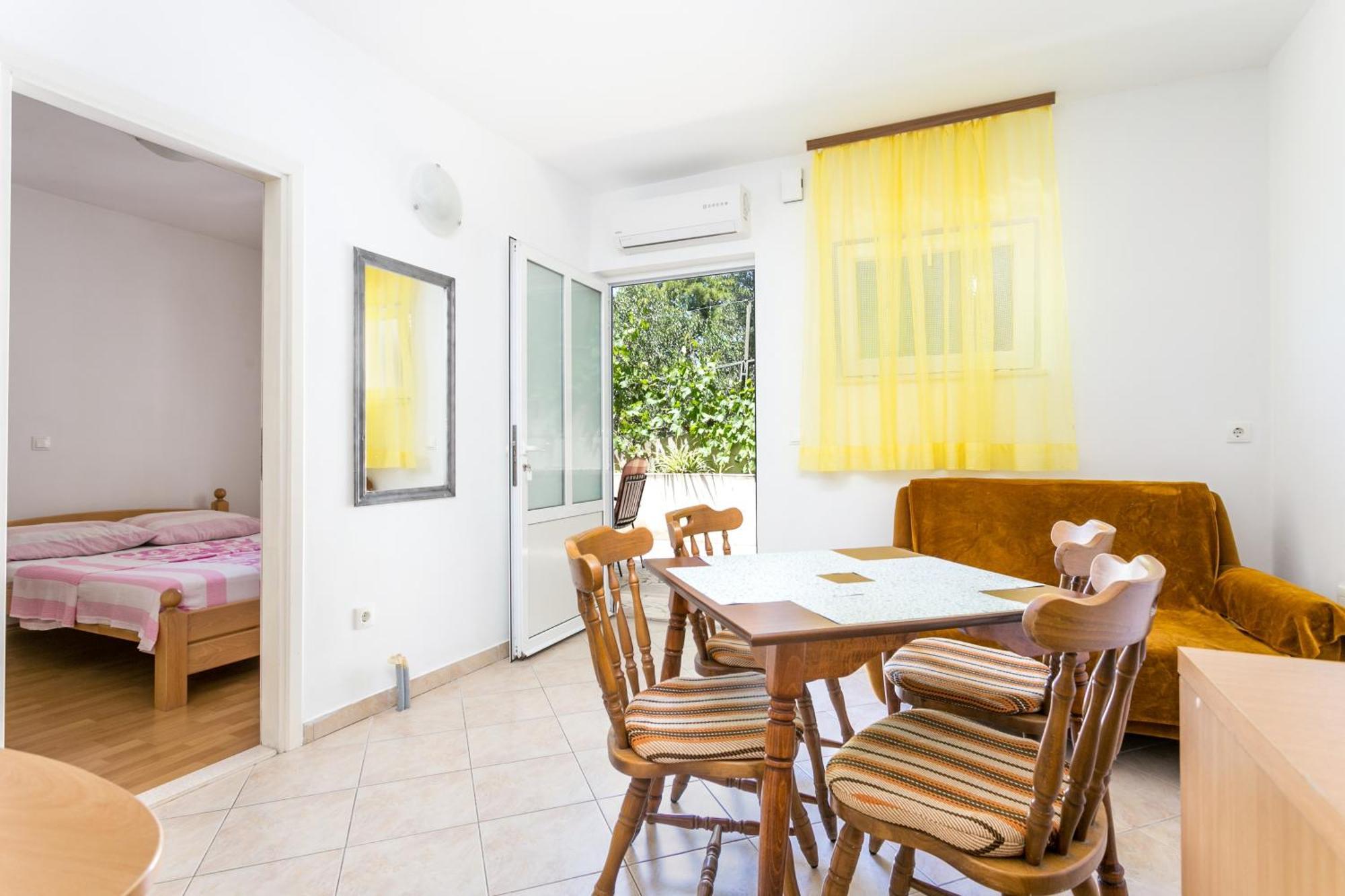 Apartments By The Sea Brela, Makarska - 18356 Номер фото